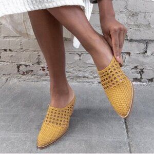 EUC Mi.iM The Paris Women's 8.5 Woven Mustard Yellow Leather Mules Pointed Toe
